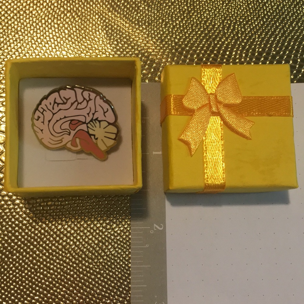 Anatomical brain enamel & gold metal pin NWB - Picture 2 of 6